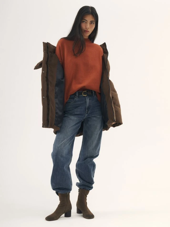 Джемпер гладкой вязки со спущенным плечом, охра