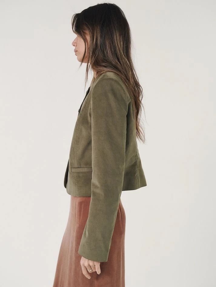 Жакет укороченный из бархата, оливковый