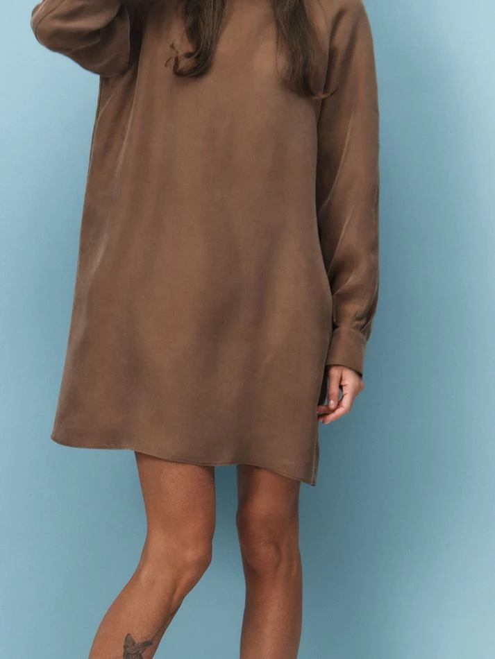 Платье мини с воротником-стойка, карамельный