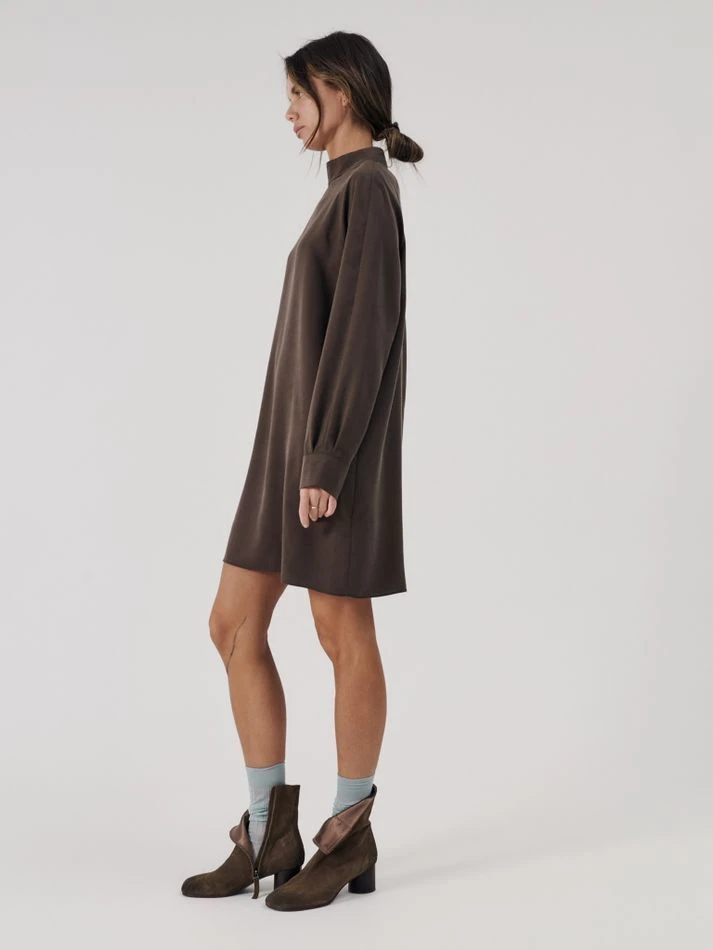 Платье мини с воротником-стойка, шоколадный