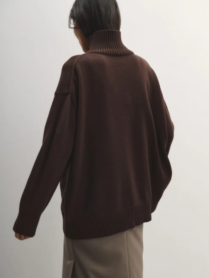 Свитер объемный с воротником-стойкой, шоколадный