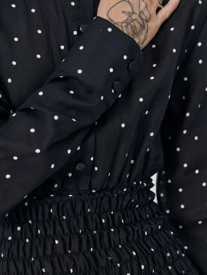 Платье макси с акцентной талией, черный (принт: Горох)