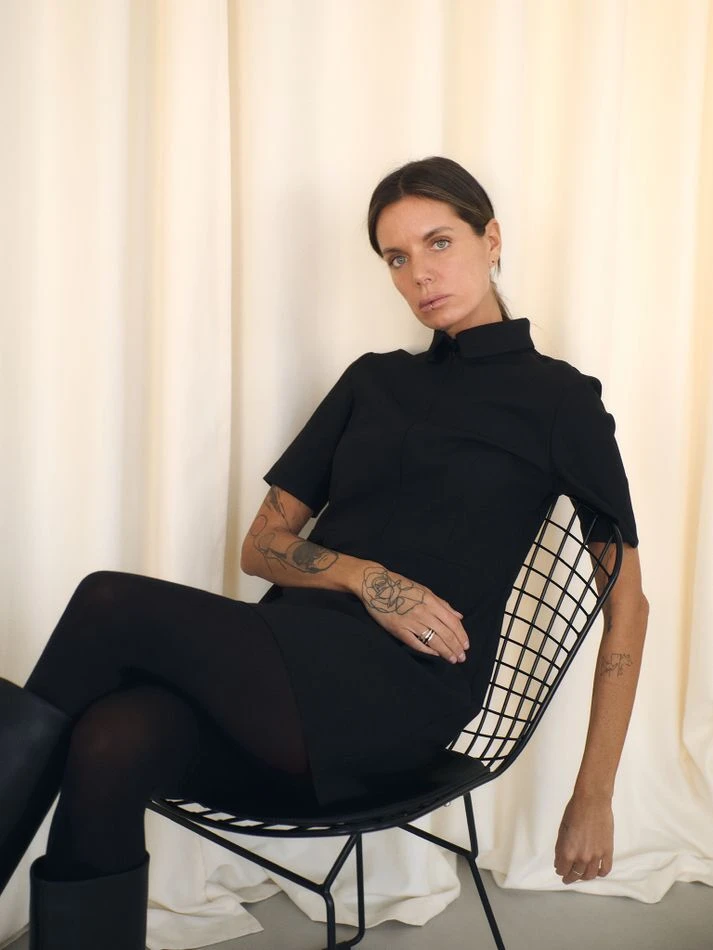 Платье мини с молнией на груди, черный