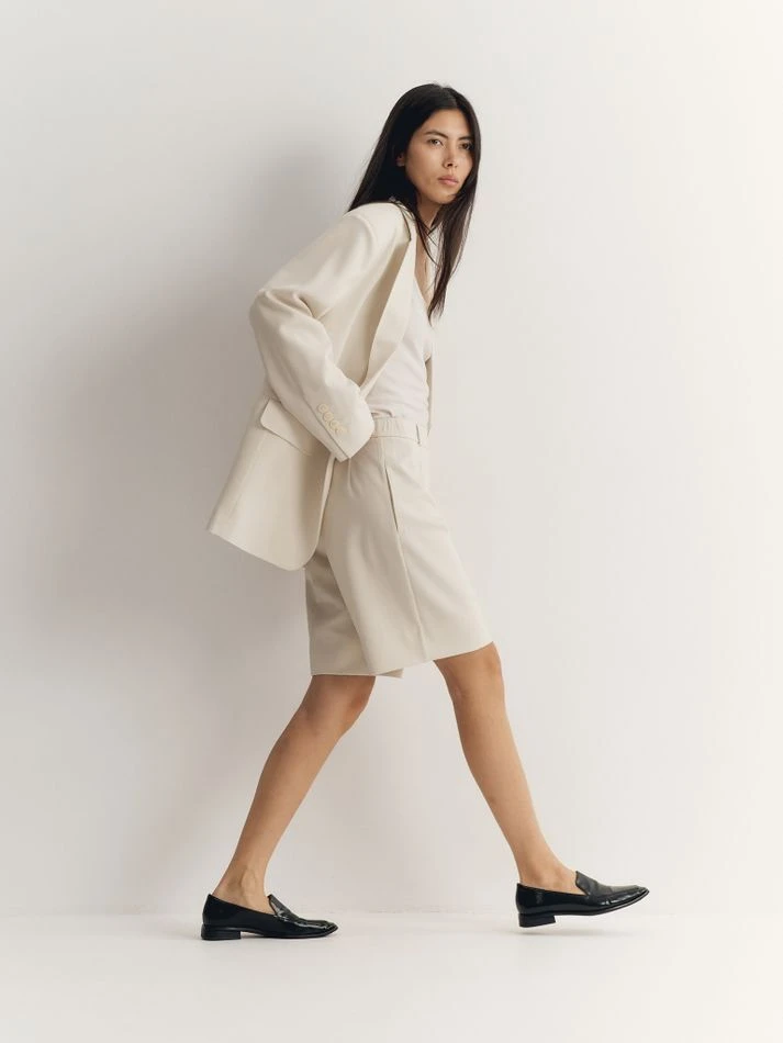 Бермуды из фактурной ткани, молочный