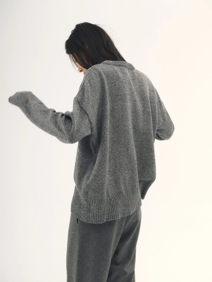 Джемпер гладкой вязки со спущенным плечом, черно-белый меланж