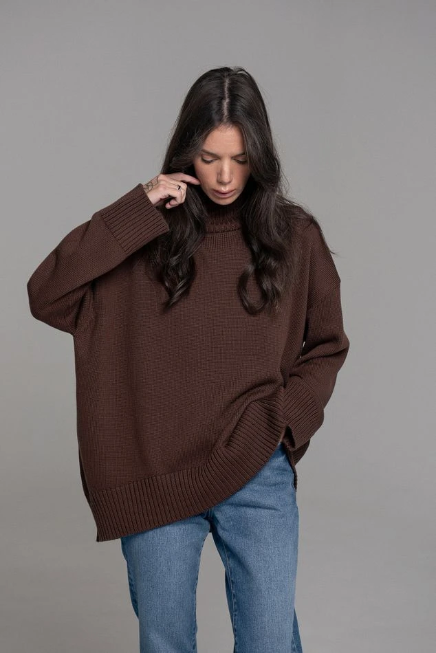 Свитер объемный с воротником-стойкой, шоколадный