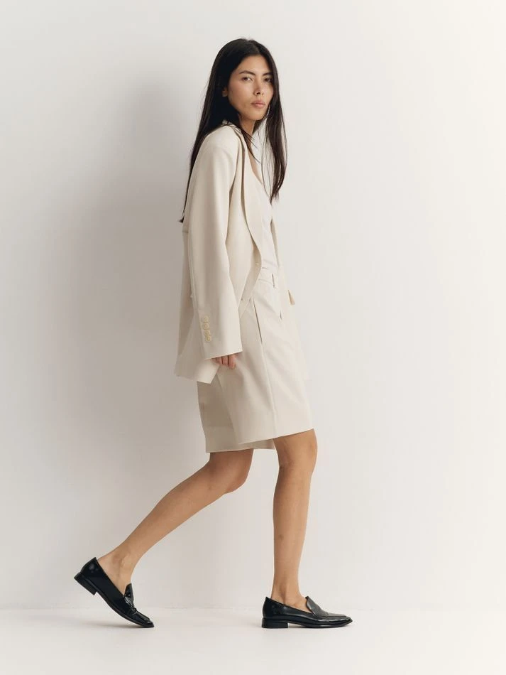 Бермуды из фактурной ткани, молочный