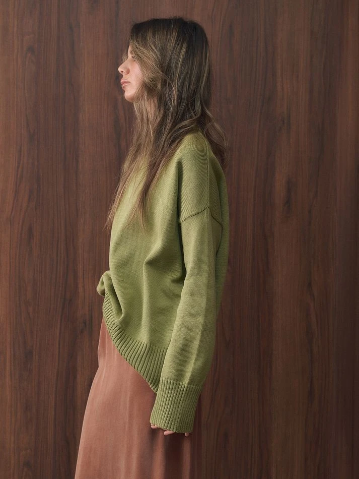 Джемпер гладкой вязки со спущенным плечом, фисташковый