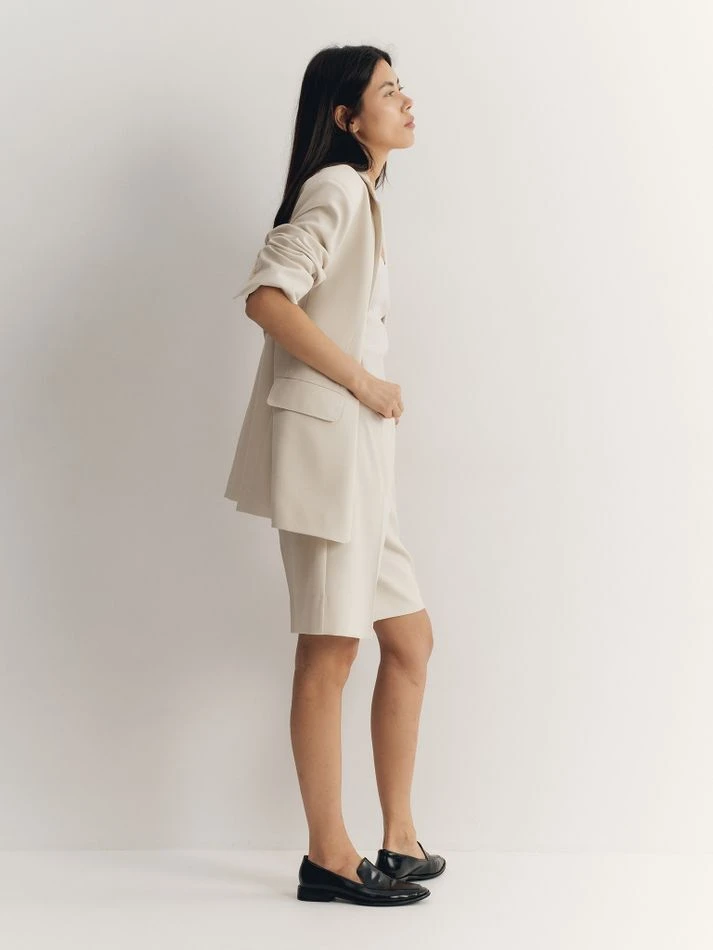 Бермуды из фактурной ткани, молочный