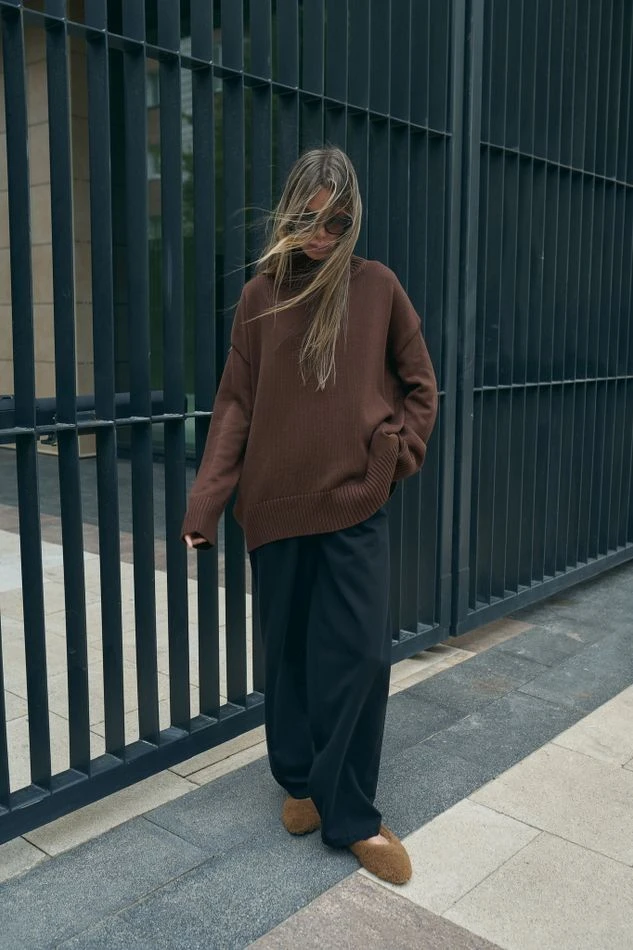 Свитер объемный с воротником-стойкой, шоколадный