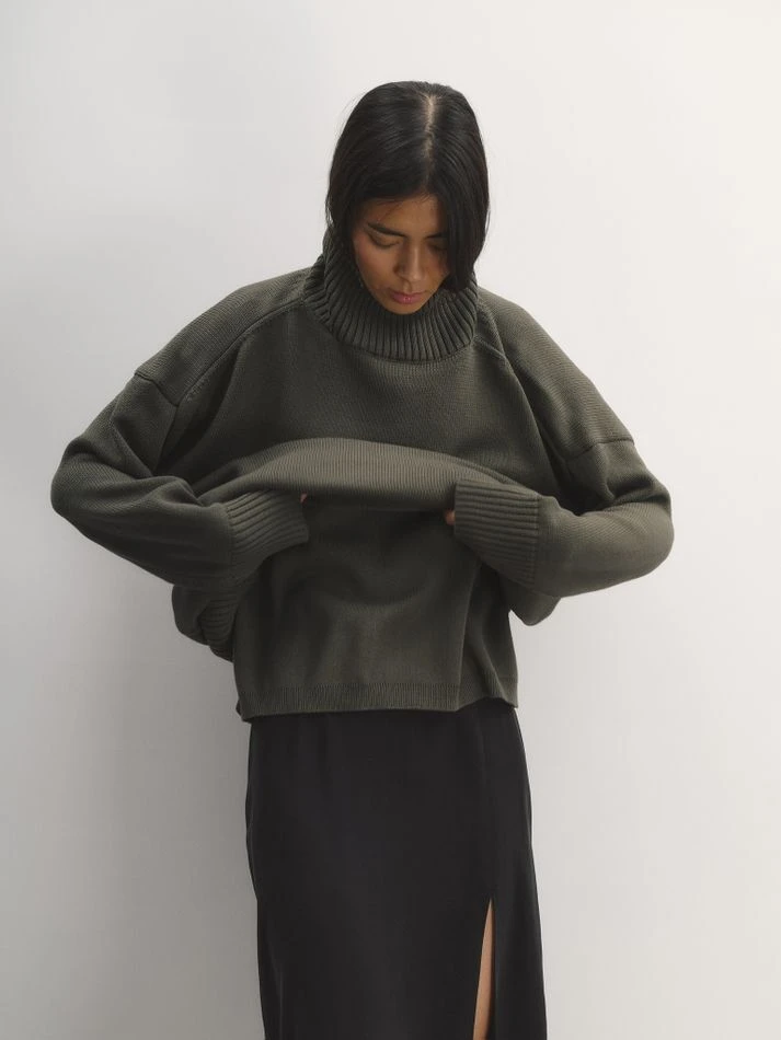 Свитер объемный с воротником-стойкой, хаки