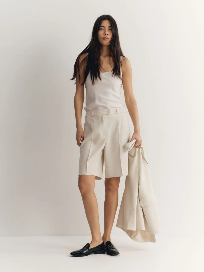 Бермуды из фактурной ткани, молочный