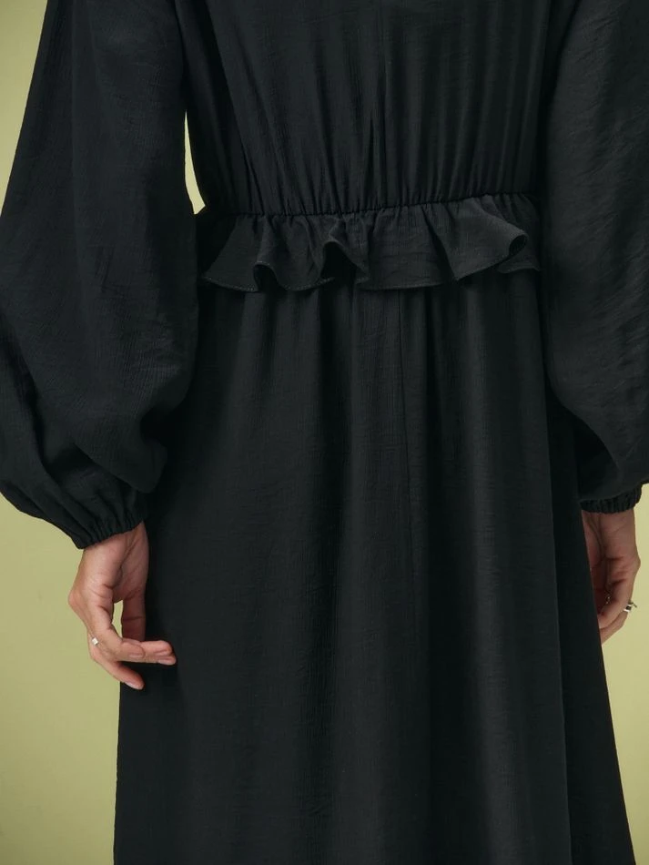 Платье фактурное с рюшем на талии, черный