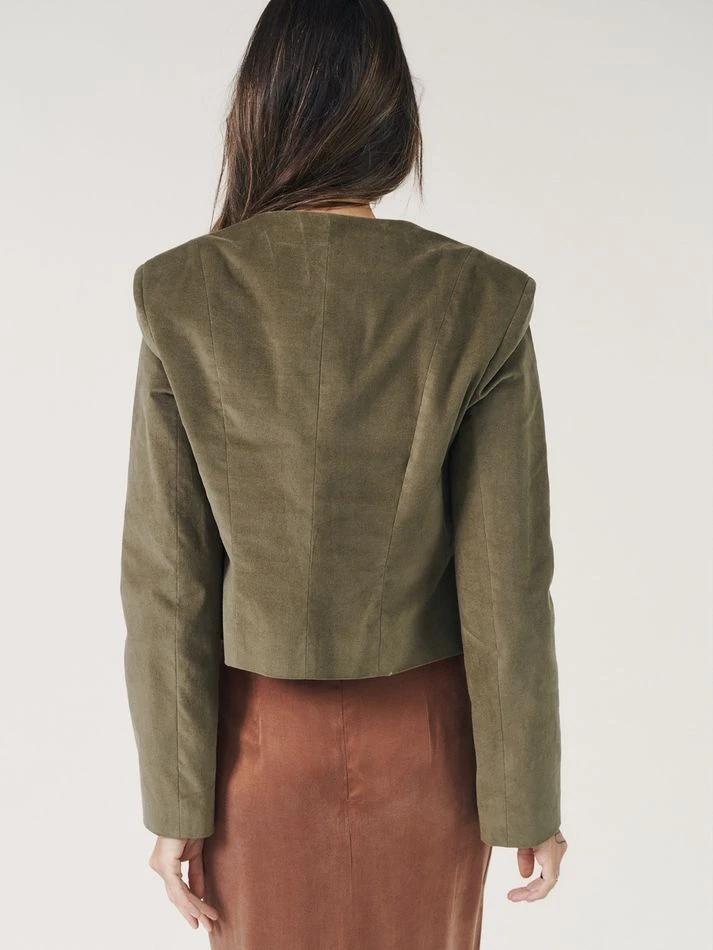 Жакет укороченный из бархата, оливковый