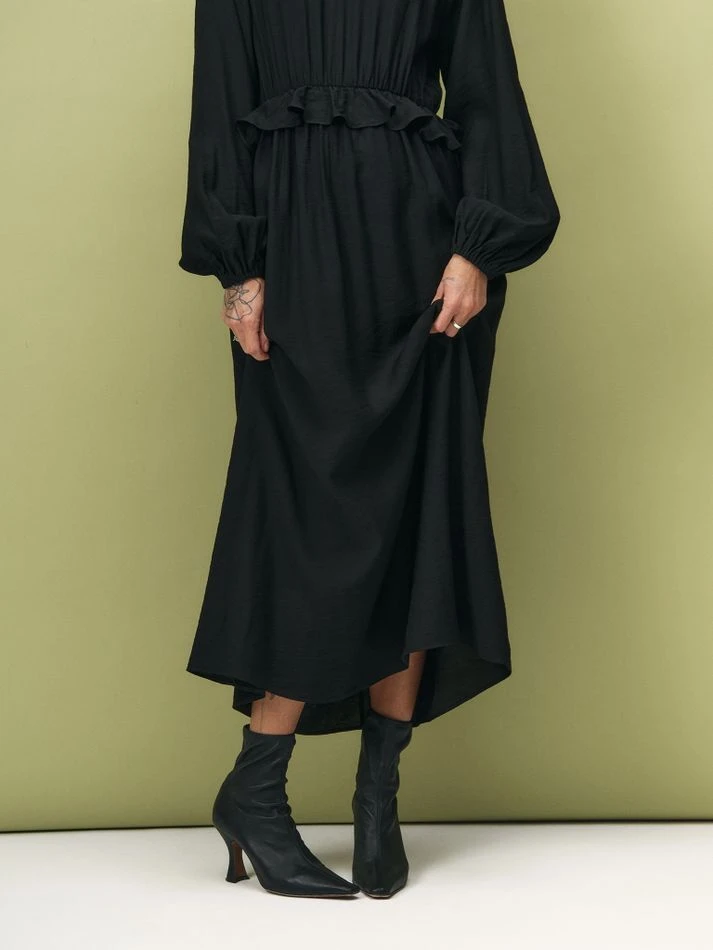 Платье фактурное с рюшем на талии, черный
