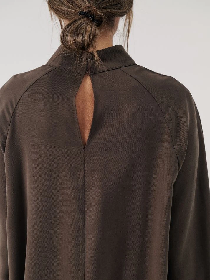 Платье мини с воротником-стойка, шоколадный