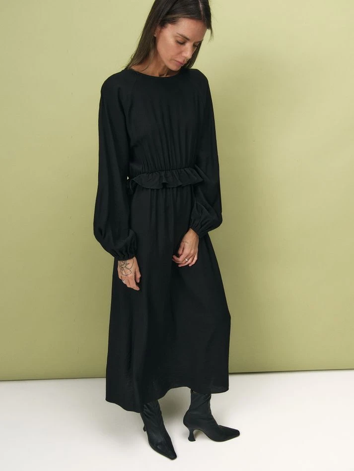 Платье фактурное с рюшем на талии, черный