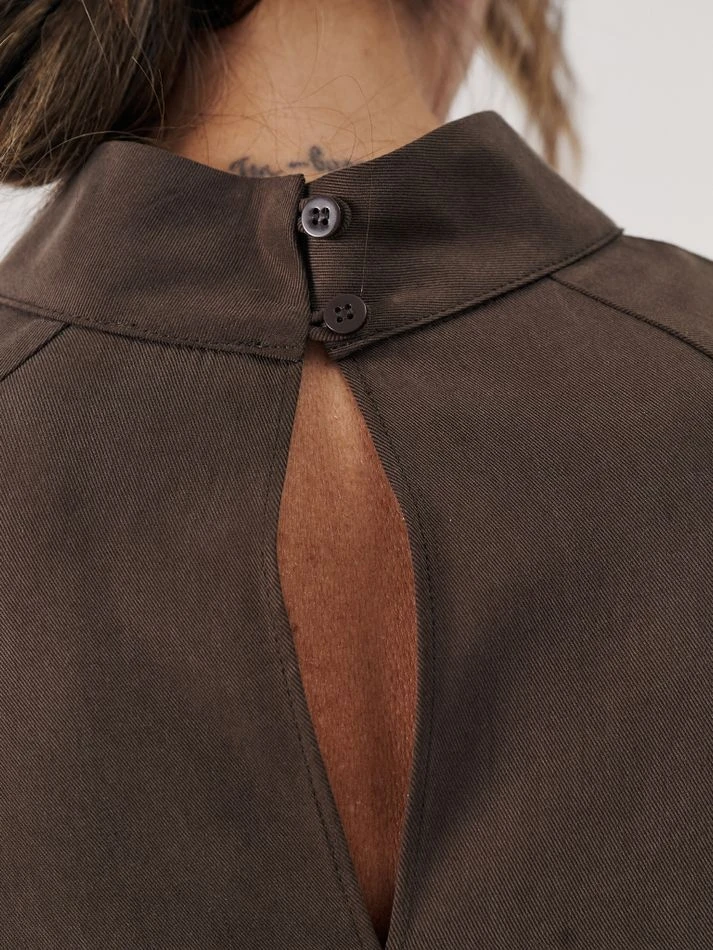 Платье мини с воротником-стойка, шоколадный