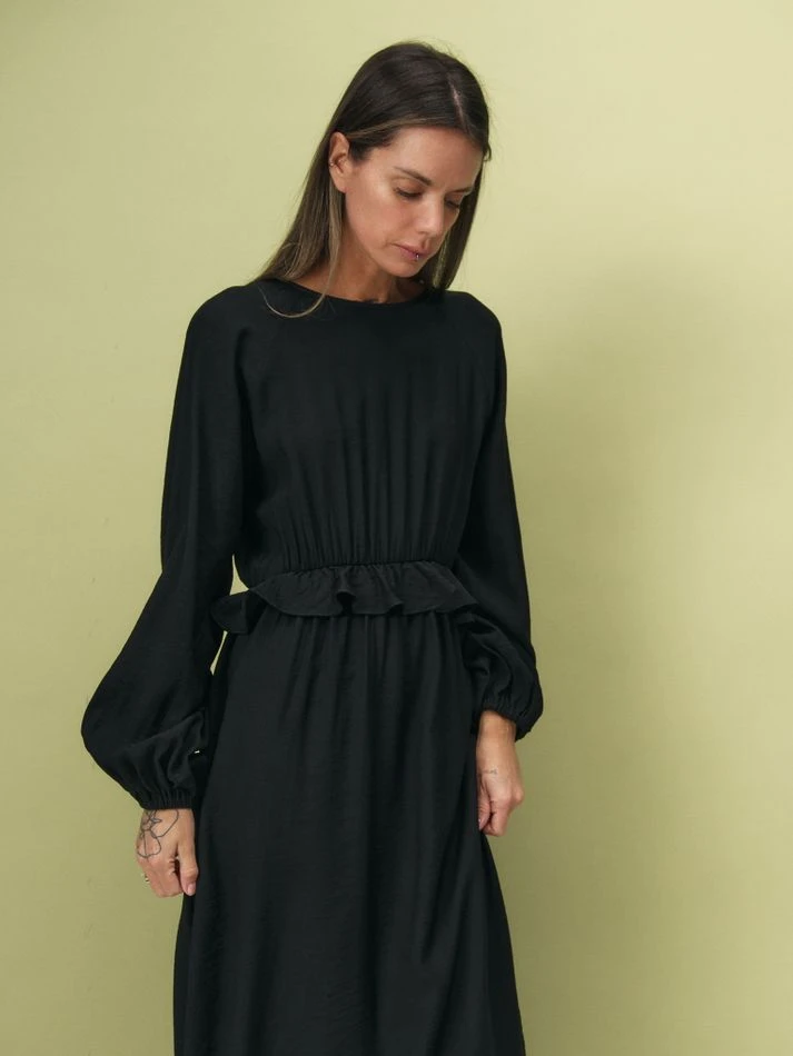 Платье фактурное с рюшем на талии, черный