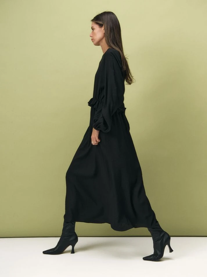 Платье фактурное с рюшем на талии, черный