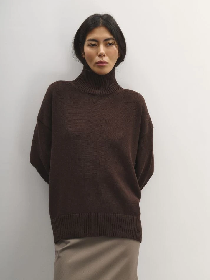 Свитер объемный с воротником-стойкой, шоколадный