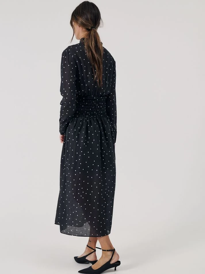 Платье макси с акцентной талией, черный (принт: Горох)