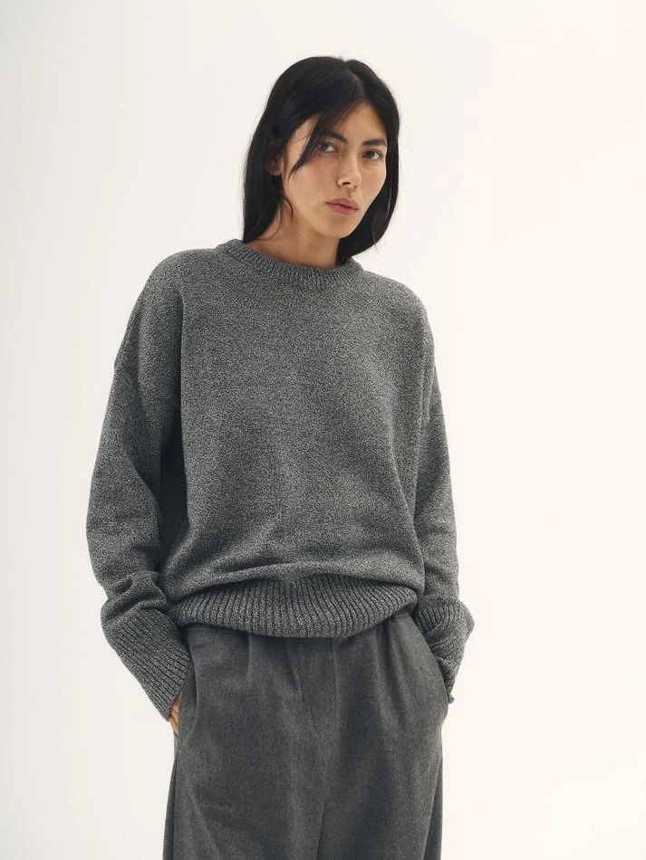 Джемпер гладкой вязки со спущенным плечом, черно-белый меланж