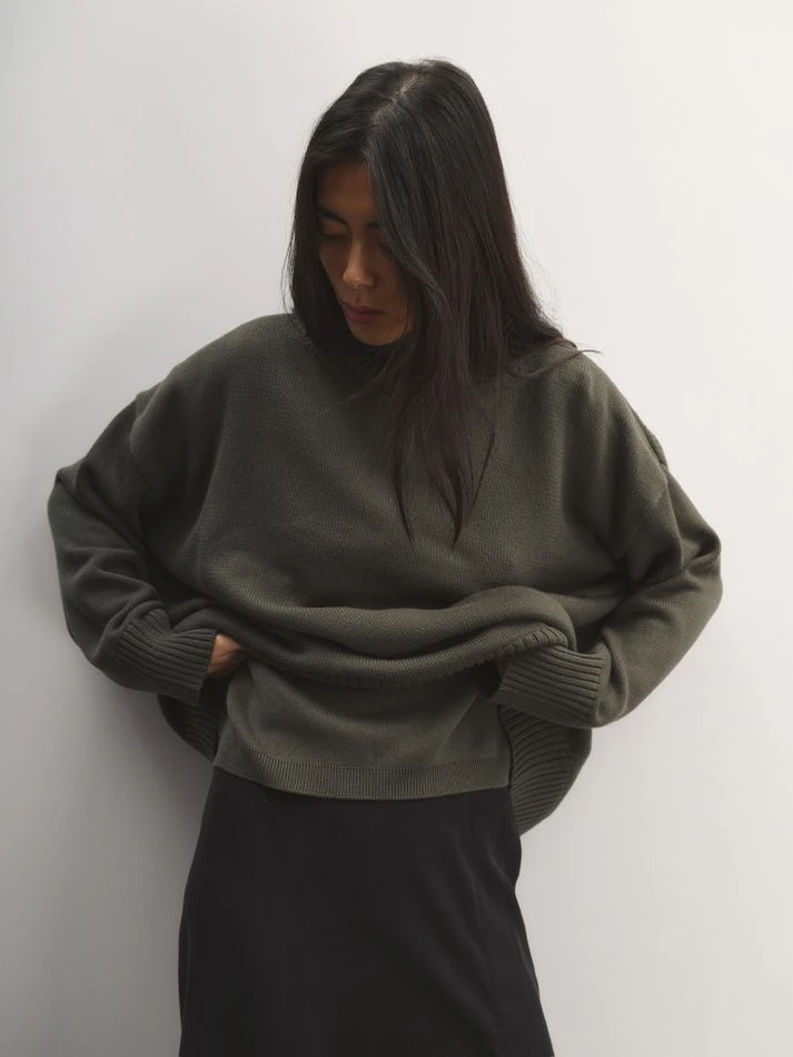 Свитер объемный с воротником-стойкой, хаки