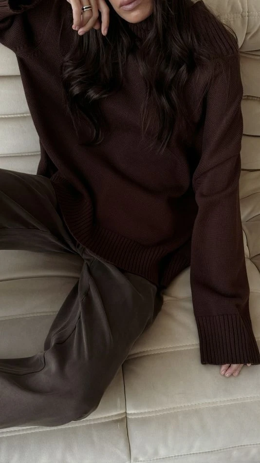 Свитер объемный с воротником-стойкой, шоколадный
