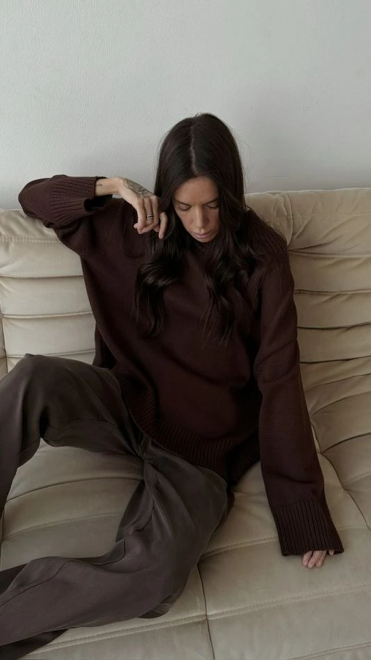 Свитер объемный с воротником-стойкой, шоколадный