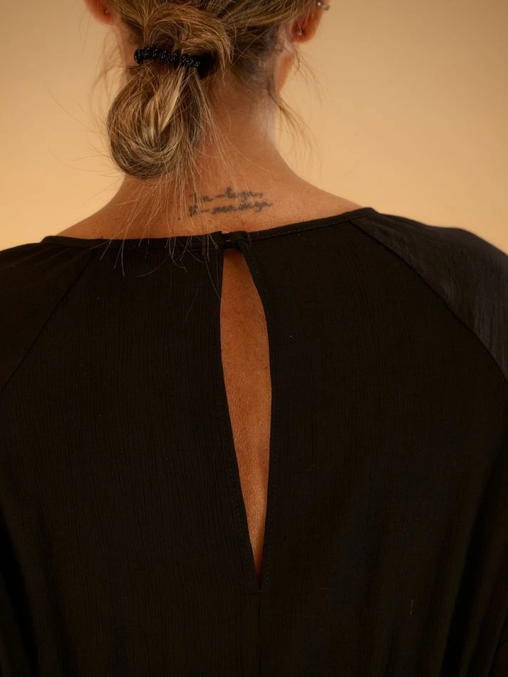 Платье фактурное с рюшем на талии, черный