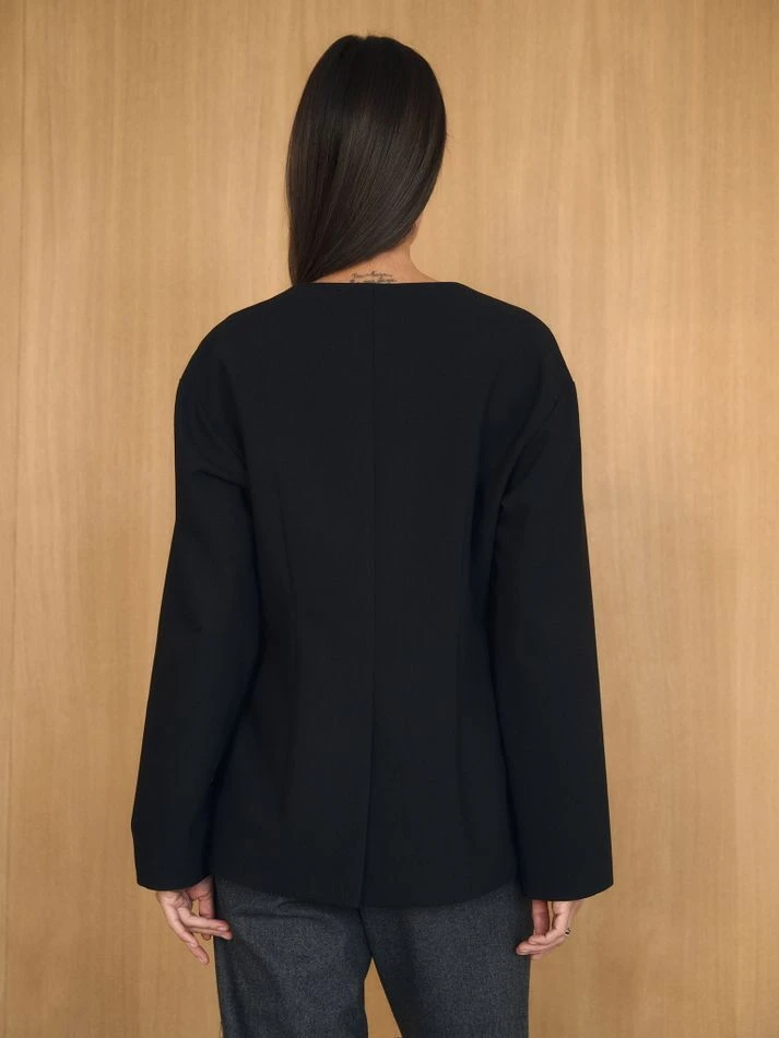 Жакет приталенный со спущенным плечом, черный