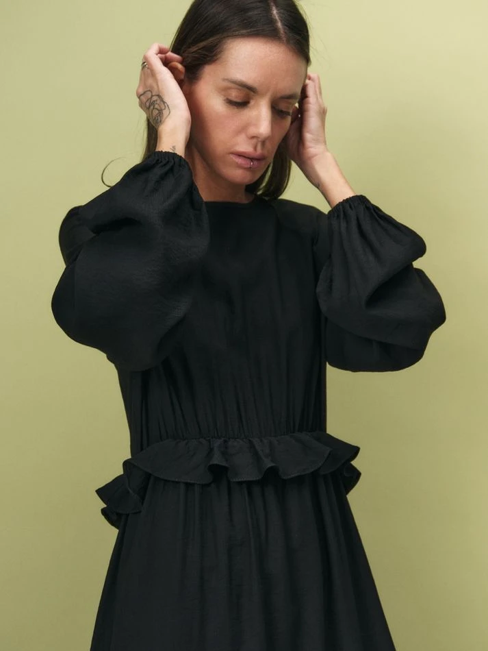 Платье фактурное с рюшем на талии, черный