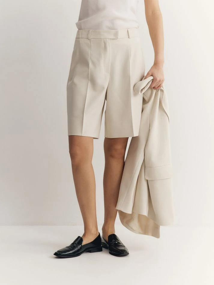 Бермуды из фактурной ткани, молочный