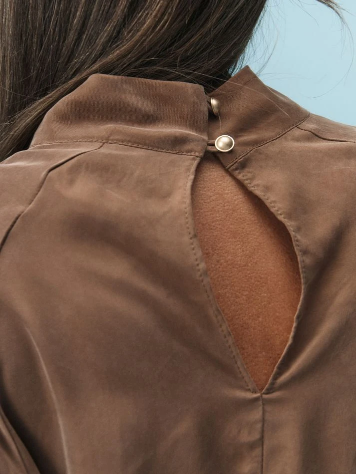 Платье мини с воротником-стойка, карамельный