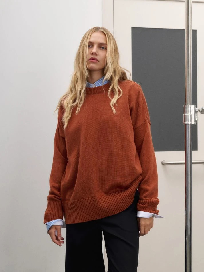 Джемпер гладкой вязки со спущенным плечом, охра