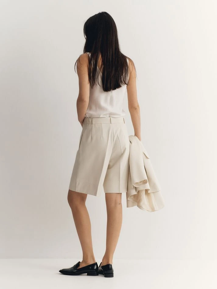 Бермуды из фактурной ткани, молочный