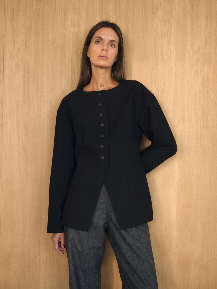 Жакет приталенный со спущенным плечом, черный