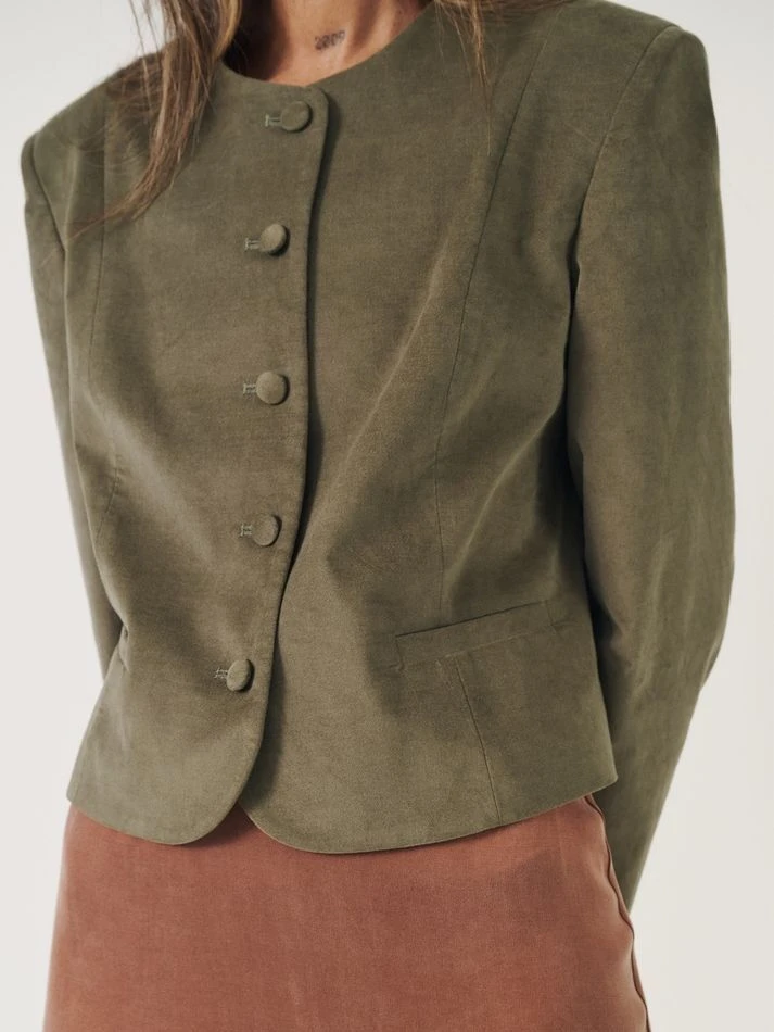 Жакет укороченный из бархата, оливковый
