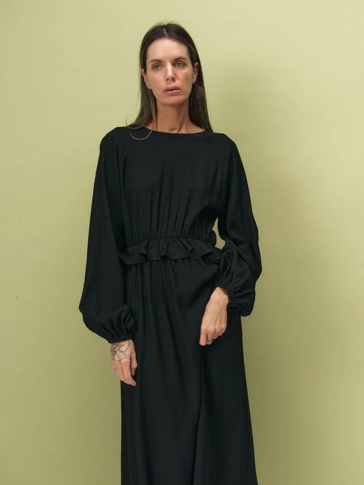 Платье фактурное с рюшем на талии, черный