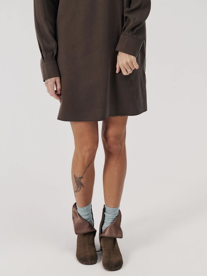 Платье мини с воротником-стойка, шоколадный